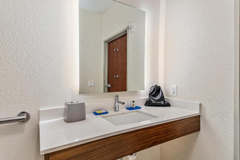 Holiday Inn Express Suites Van Buren-Ft Smith Area photo 16