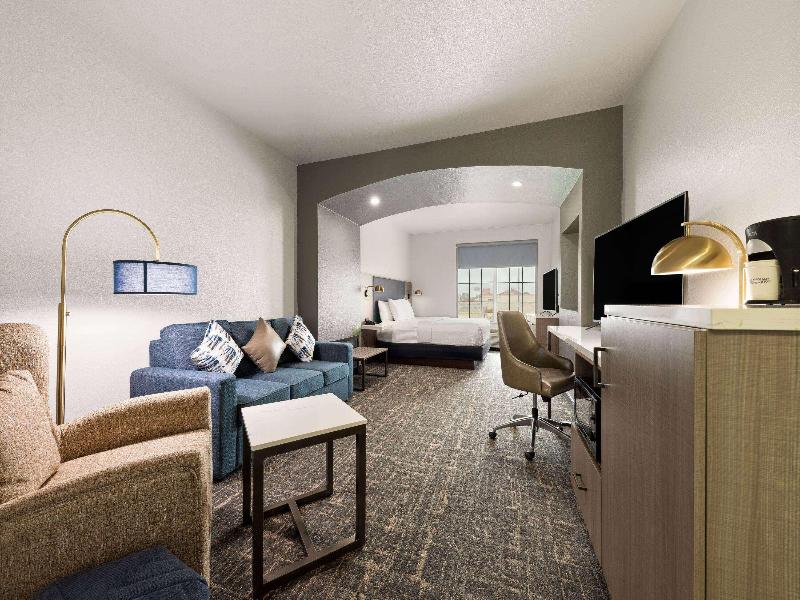 La Quinta Inn and Suites Forest Hill/ Fort Worth image