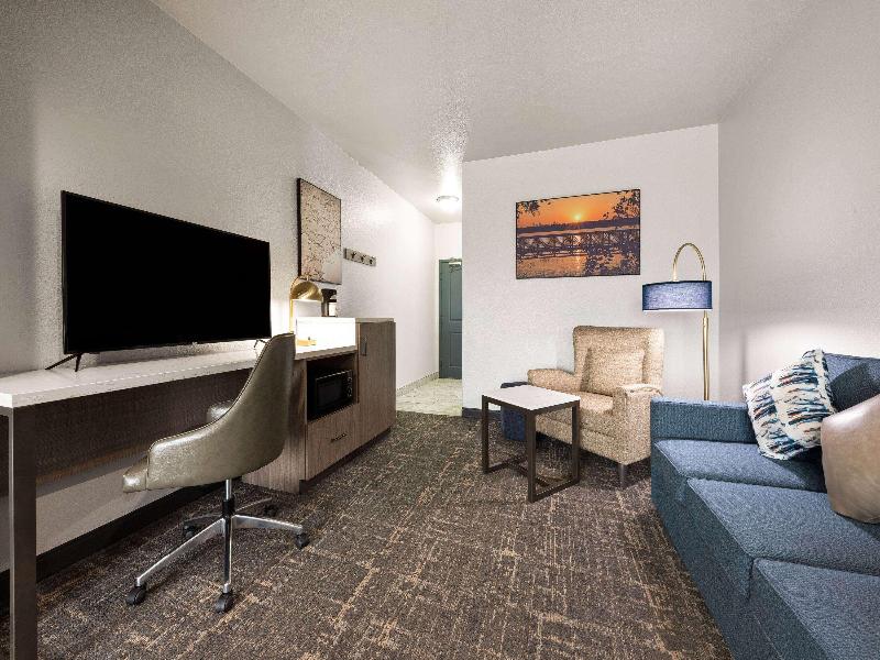 La Quinta Inn and Suites Forest Hill/ Fort Worth image