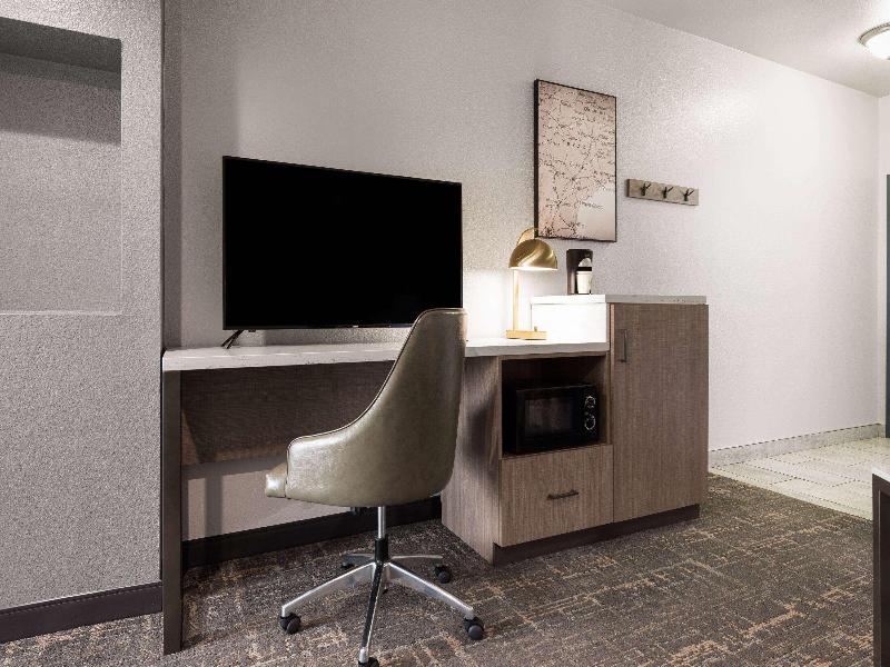 La Quinta Inn and Suites Forest Hill/ Fort Worth image