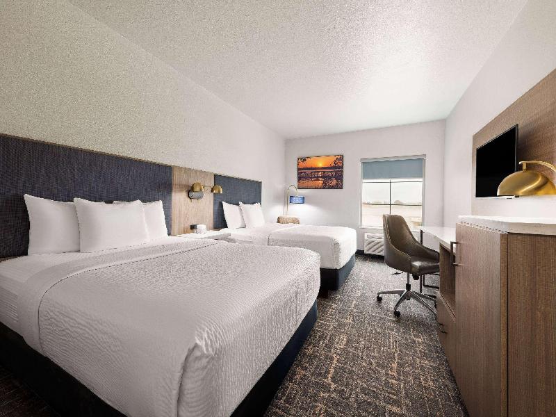 La Quinta Inn and Suites Forest Hill/ Fort Worth image
