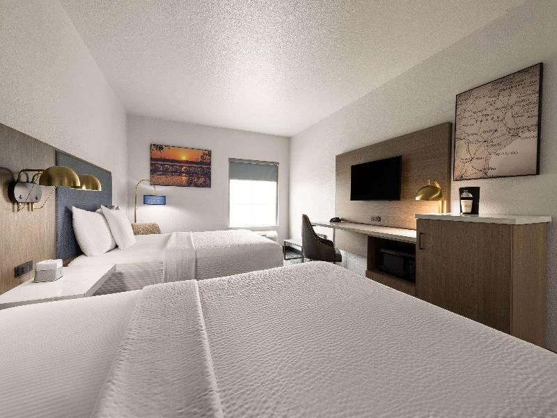 La Quinta Inn and Suites Forest Hill/ Fort Worth image