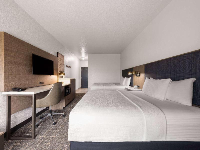 La Quinta Inn and Suites Forest Hill/ Fort Worth image