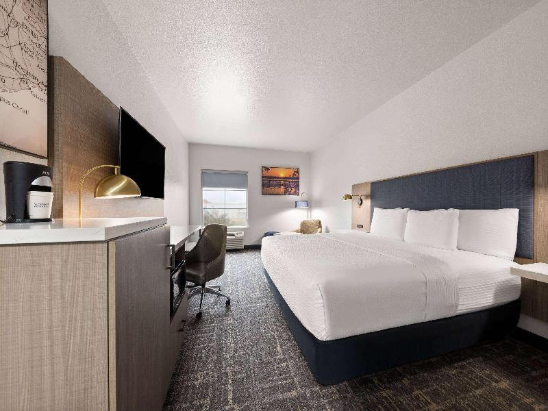 La Quinta Inn and Suites Forest Hill/ Fort Worth image
