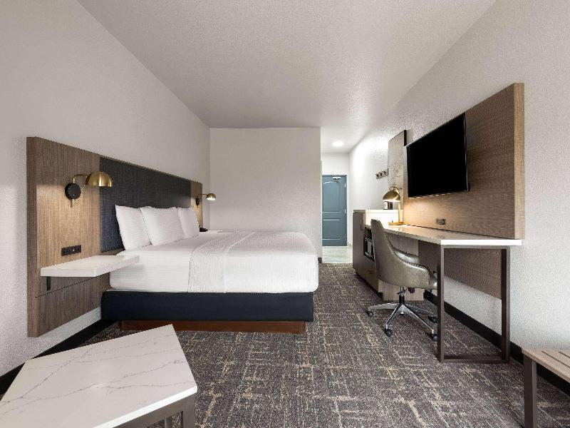 La Quinta Inn and Suites Forest Hill/ Fort Worth image
