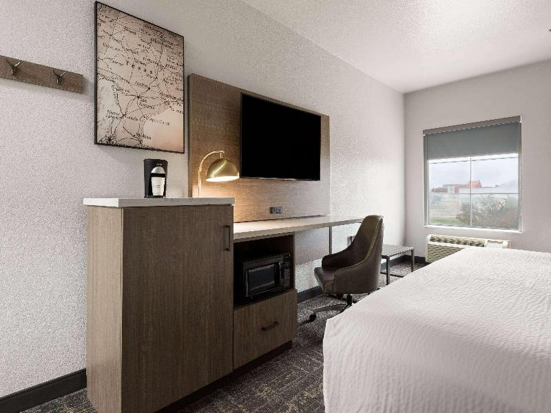 La Quinta Inn and Suites Forest Hill/ Fort Worth image