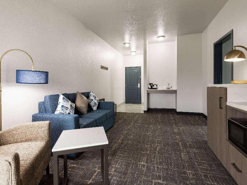 La Quinta Inn and Suites Forest Hill/ Fort Worth image