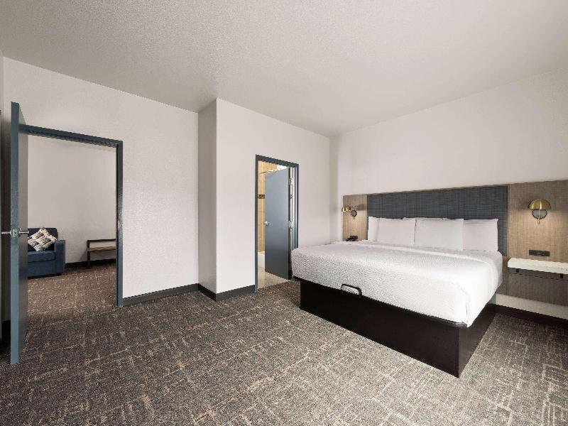 La Quinta Inn and Suites Forest Hill/ Fort Worth image
