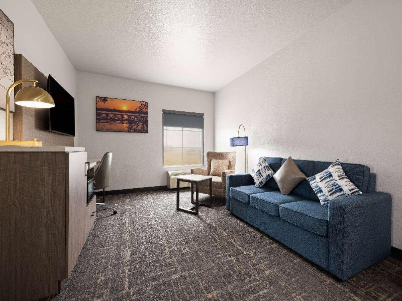 La Quinta Inn and Suites Forest Hill/ Fort Worth image