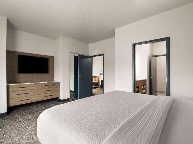 La Quinta Inn and Suites Forest Hill/ Fort Worth image