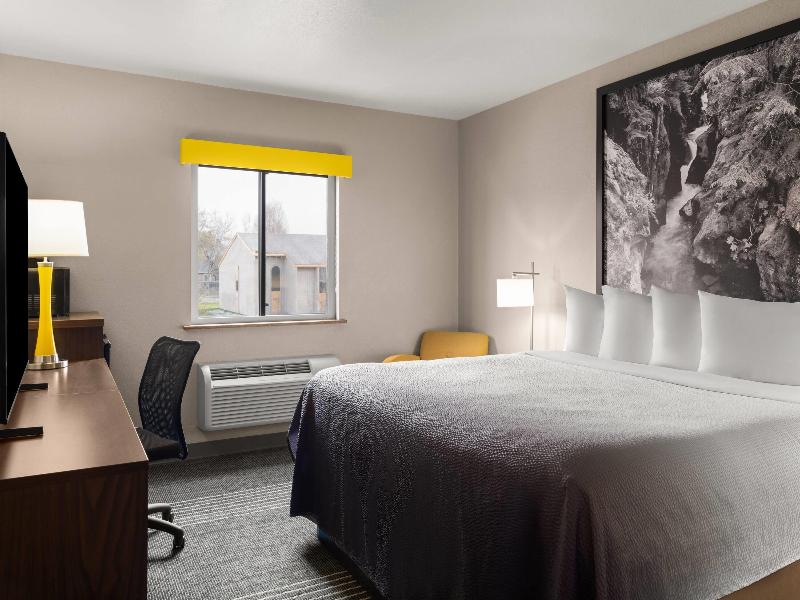 Super 8 by Wyndham Kalispell Glacier National Park image