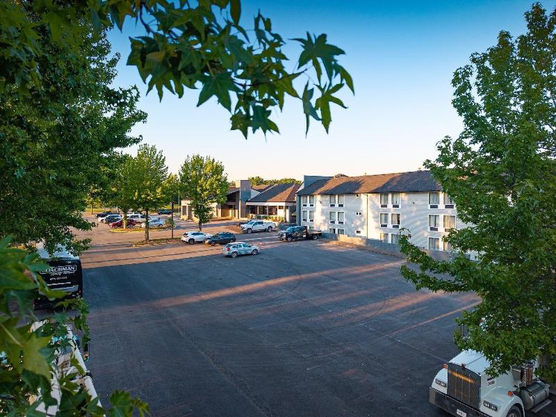 Holiday Lodge Hotel & Conference Center
