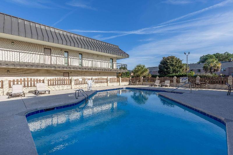 Days Inn By Wyndham Florence/I-95 North image