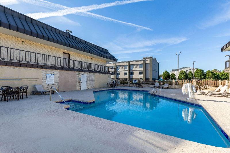 Days Inn By Wyndham Florence/I-95 North image