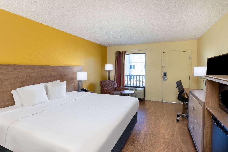 Days Inn By Wyndham Florence/I-95 North image