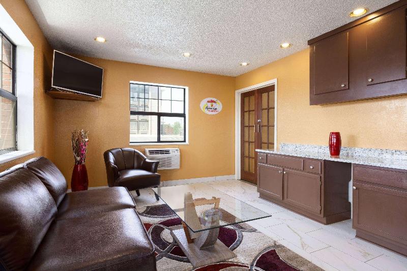 Super 8 by Wyndham Colorado Springs/Afa Area image