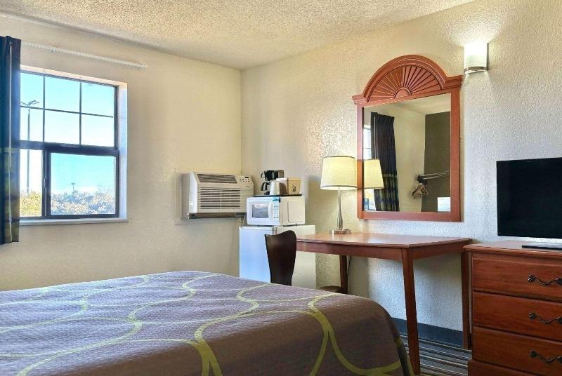 Super 8 by Wyndham Colorado Springs/Afa Area image