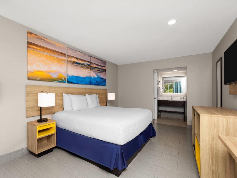 Days Inn by Wyndham Fort Myers Springs Resort image