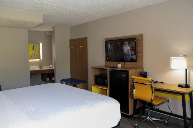 Days Inn By Wyndham Farmville image