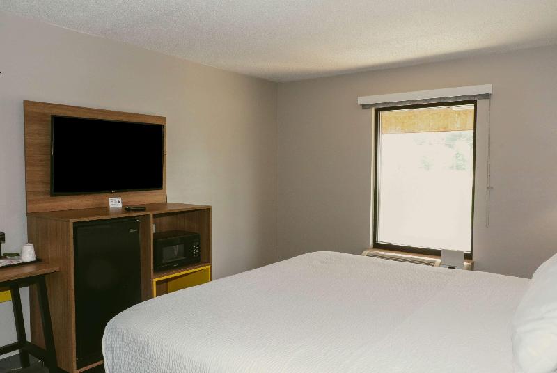 Days Inn By Wyndham Farmville image