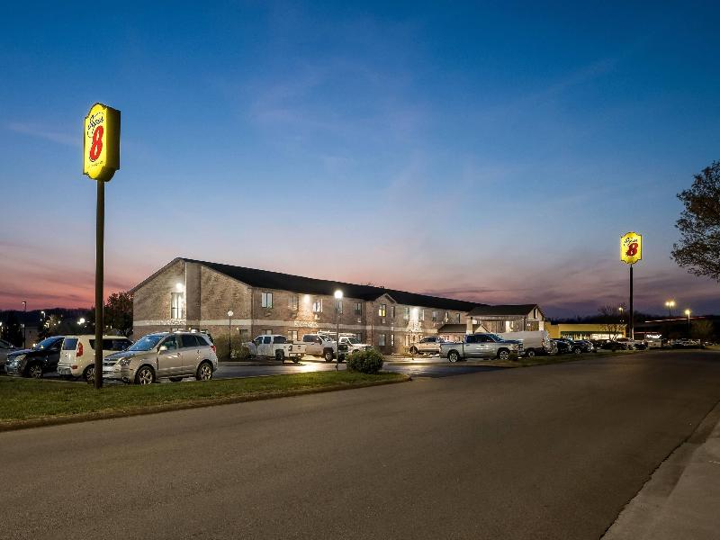 Super 8 by Wyndham Farmington image