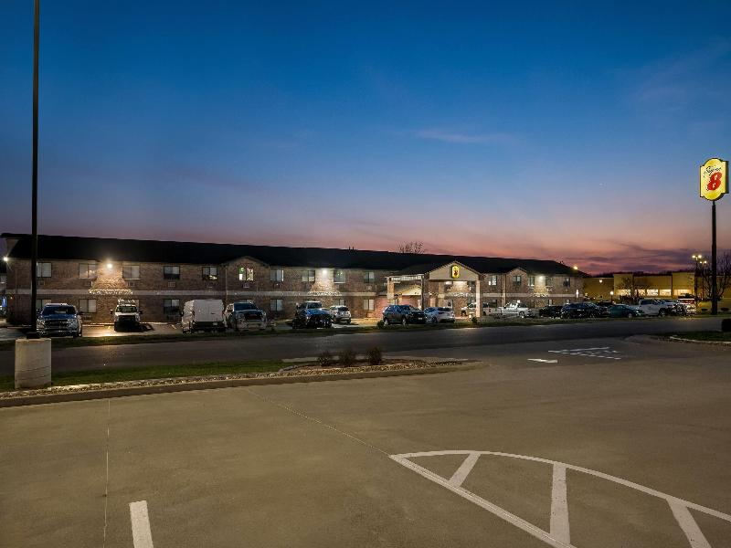 Super 8 by Wyndham Farmington image