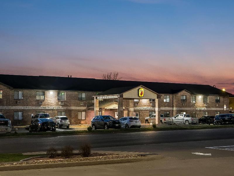 Super 8 by Wyndham Farmington image