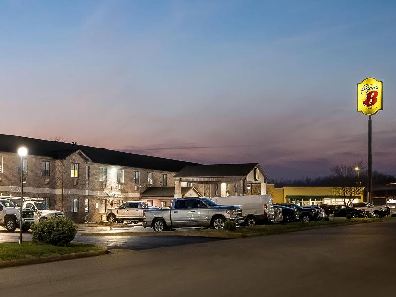 Super 8 by Wyndham Farmington image