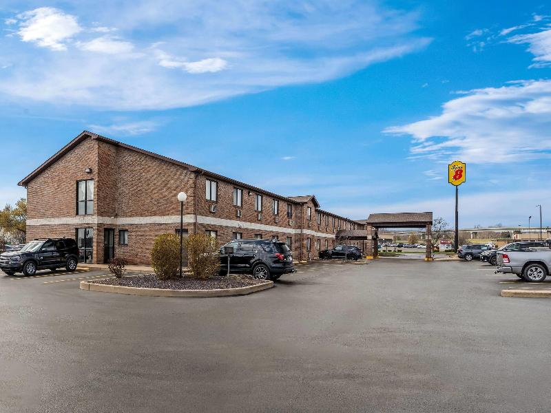 Super 8 by Wyndham Farmington image