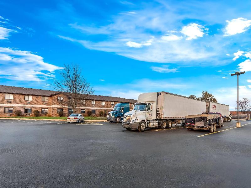 Super 8 by Wyndham Farmington image