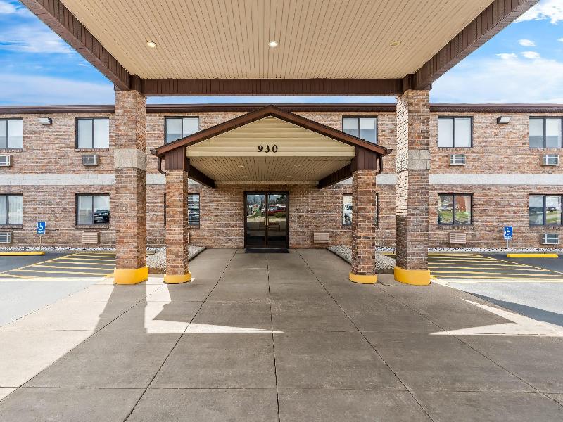 Super 8 by Wyndham Farmington image