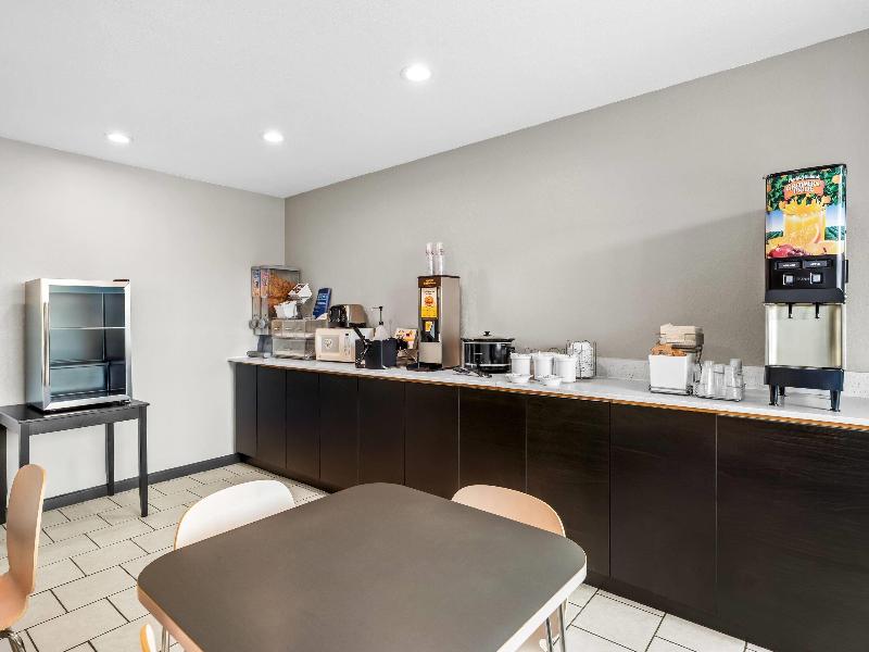 Super 8 by Wyndham Farmington image