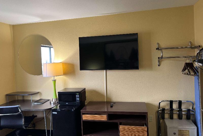 Super 8 by Wyndham Farmington image