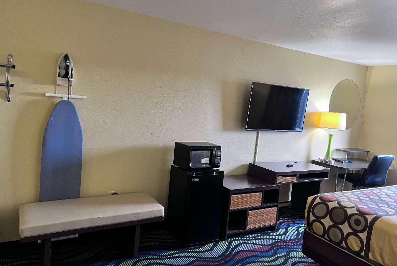 Super 8 by Wyndham Farmington image