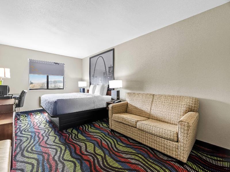 Super 8 by Wyndham Farmington image