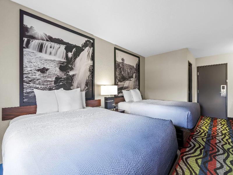 Super 8 by Wyndham Farmington image