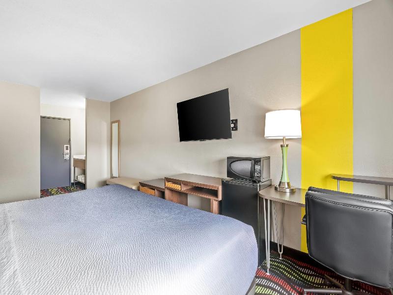 Super 8 by Wyndham Farmington image