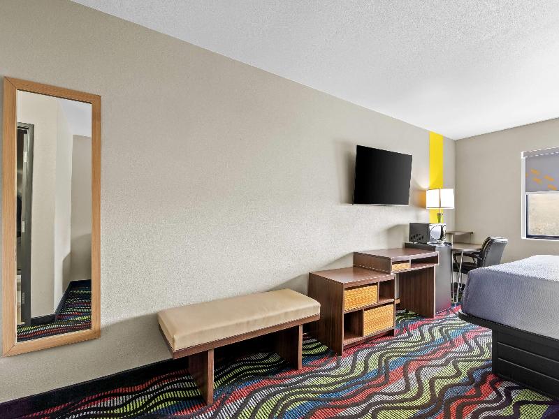 Super 8 by Wyndham Farmington image