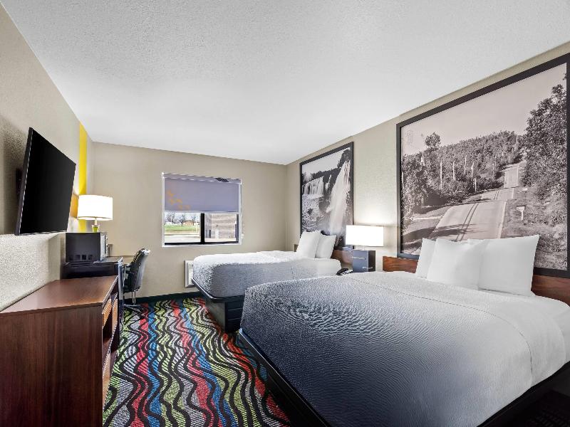Super 8 by Wyndham Farmington image