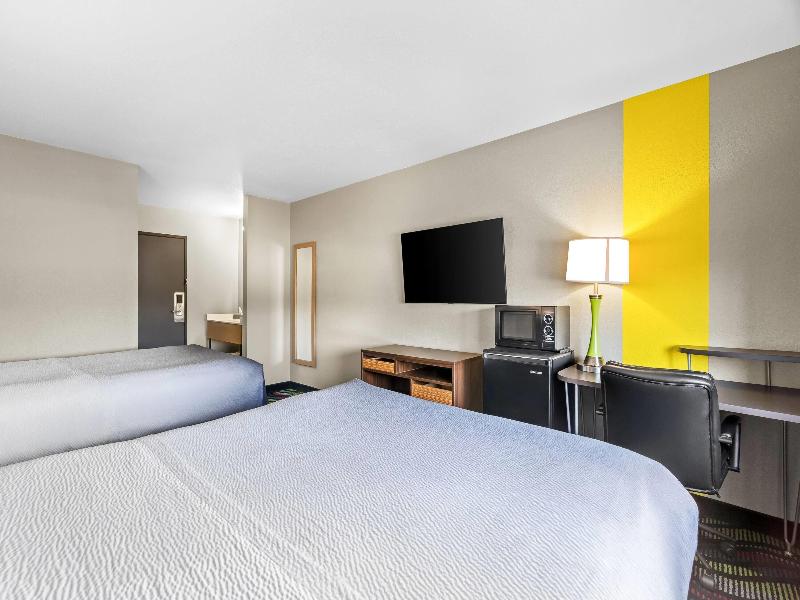 Super 8 by Wyndham Farmington image