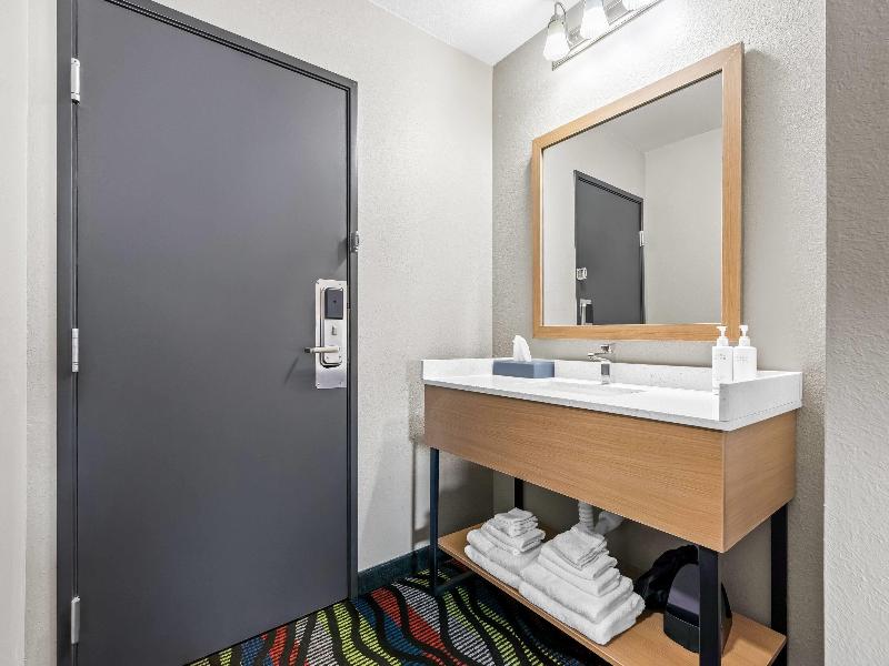 Super 8 by Wyndham Farmington image