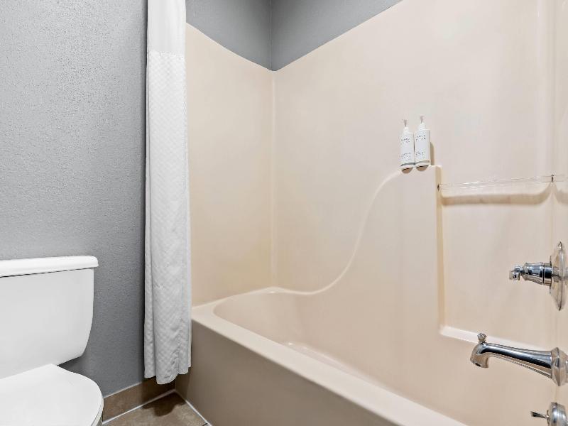Super 8 by Wyndham Farmington image