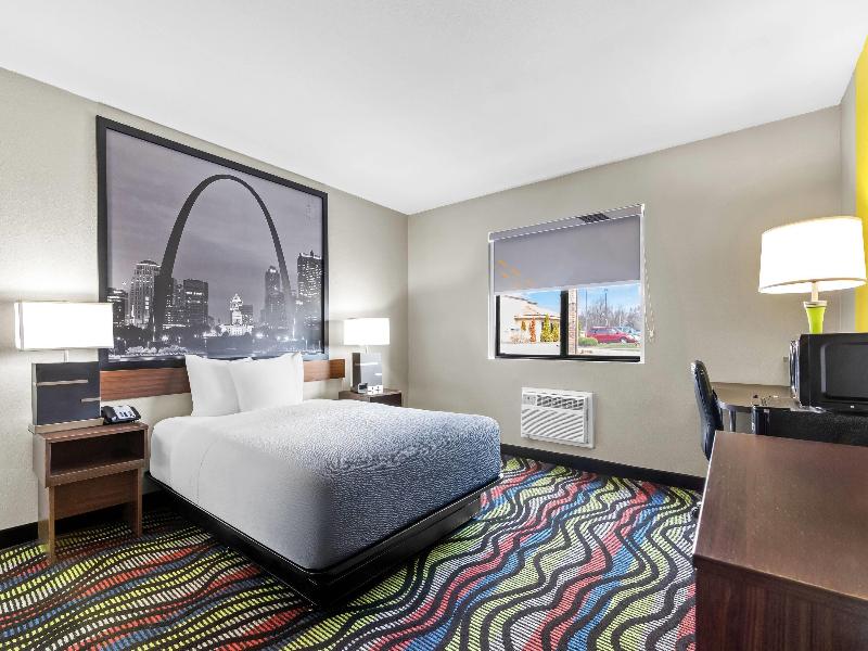 Super 8 by Wyndham Farmington image