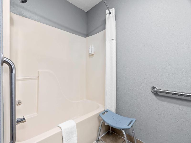 Super 8 by Wyndham Farmington image