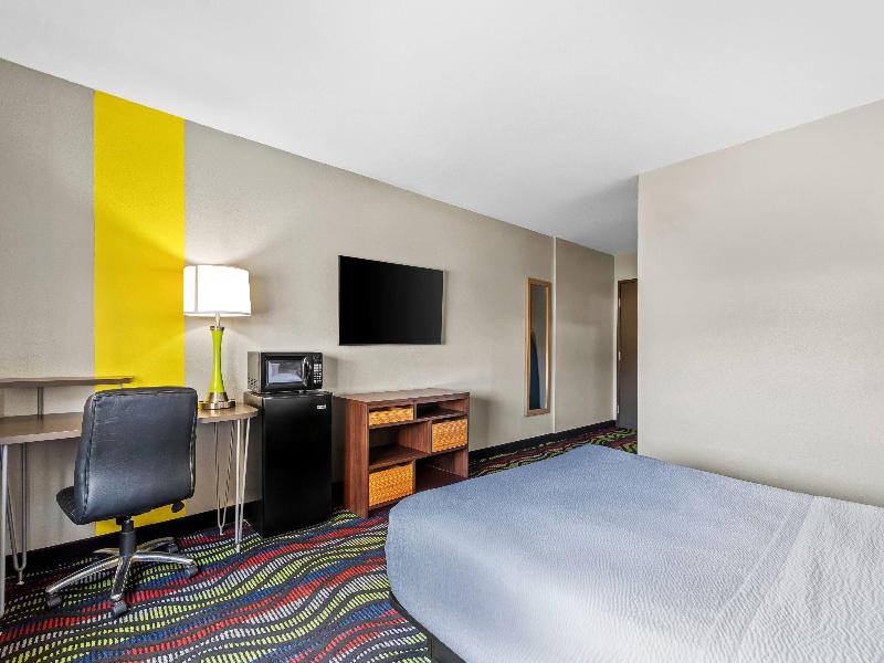 Super 8 by Wyndham Farmington image