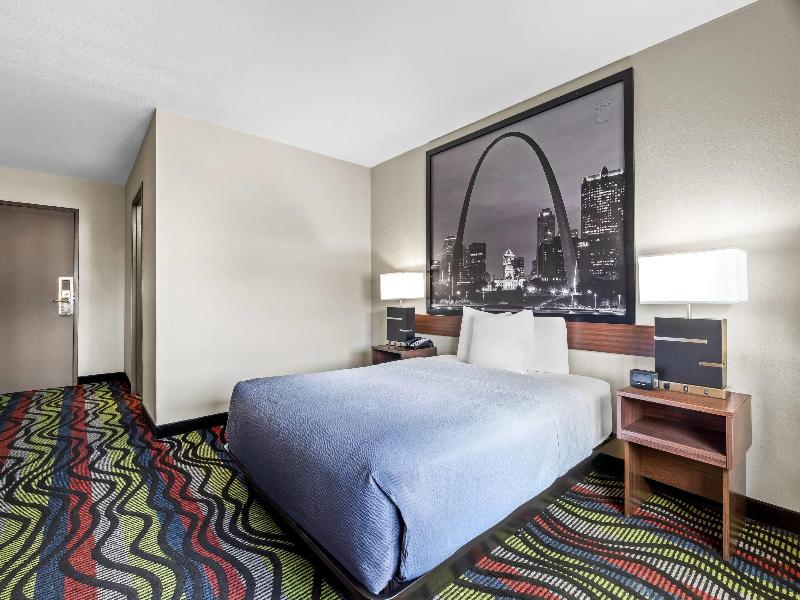 Super 8 by Wyndham Farmington image