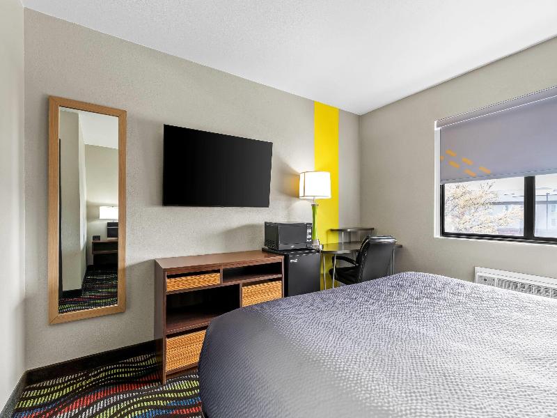 Super 8 by Wyndham Farmington image
