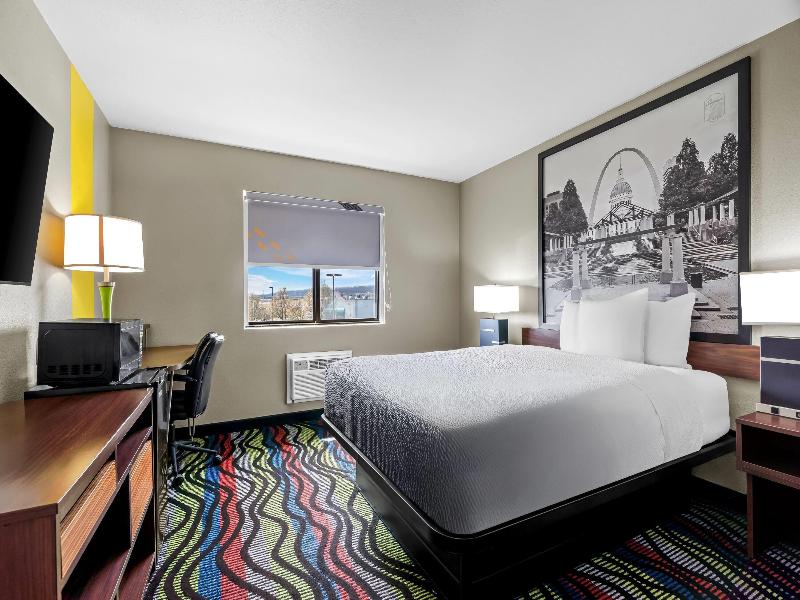 Super 8 by Wyndham Farmington image