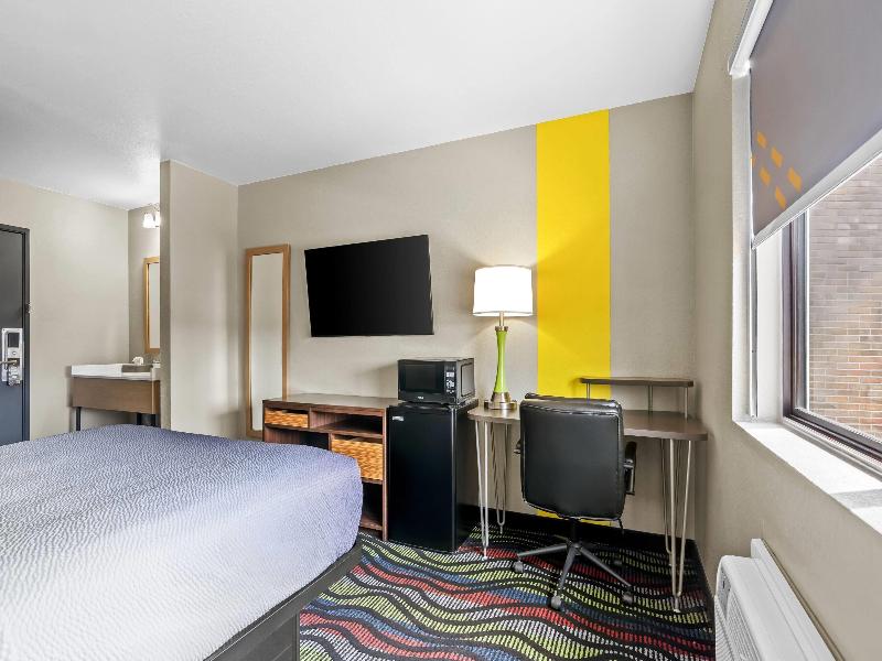 Super 8 by Wyndham Farmington image