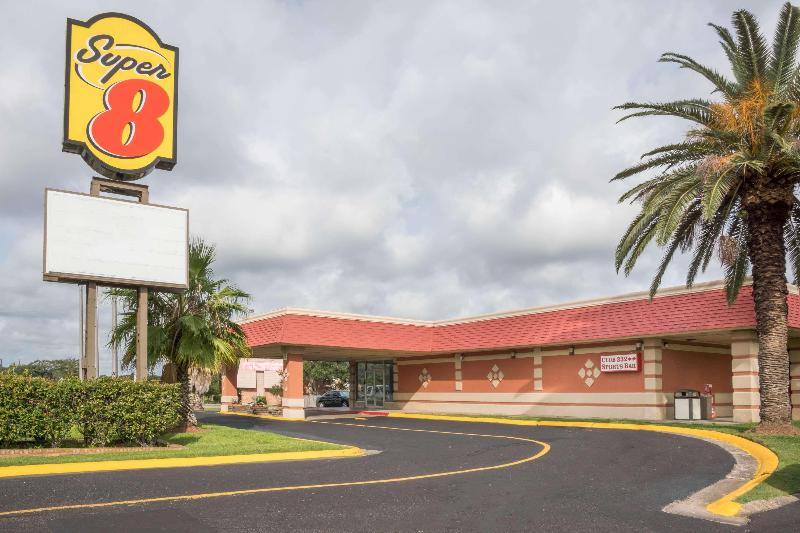 Super 8 by Wyndham Lake Jackson/Clute image